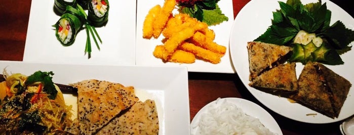 Hum Vegetarian, Lounge & Restaurant is one of Orte, die Phuong gefallen.