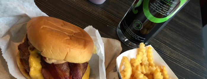 Shake Shack is one of Locais curtidos por ᴡ.