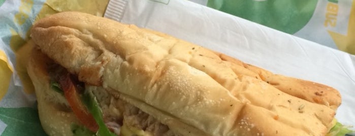 Subway is one of Lugares favoritos.