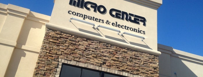 Micro Center is one of Tempat yang Disukai Kyle.