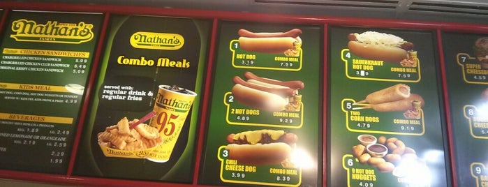 Nathan's Famous is one of Posti che sono piaciuti a Natalie.