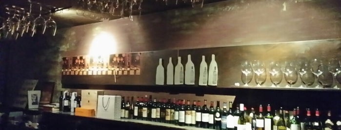 The Wine Bar is one of Smiling for the night.