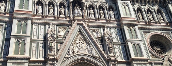 Kathedrale Santa Maria del Fiore is one of Orte, die özge gefallen.