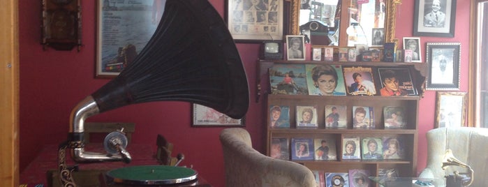 Gramofon Cafe is one of Posti che sono piaciuti a özge.