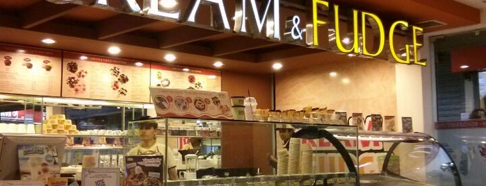 Cream and Fudge Dhanmondi is one of สถานที่ที่ Rajiv ถูกใจ.