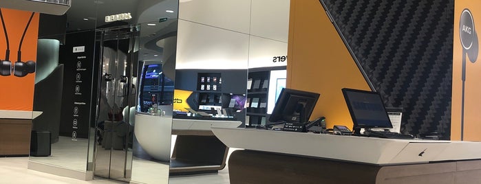 Samsung Experience Store (Eaton Centre) is one of Darwin'in Beğendiği Mekanlar.
