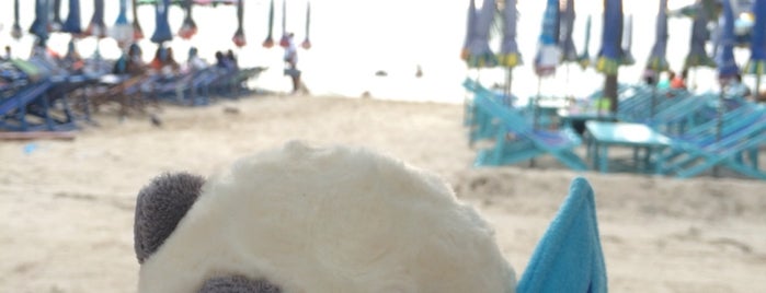 Bang Saen Beach is one of Locais curtidos por JOY.