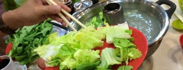 Golden Mile Thien Kee Steamboat Restaurant is one of JOY 님이 좋아한 장소.