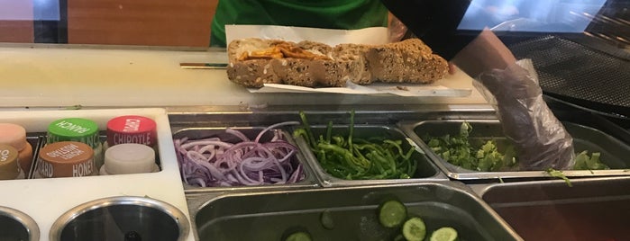 Subway is one of Heshamさんのお気に入りスポット.