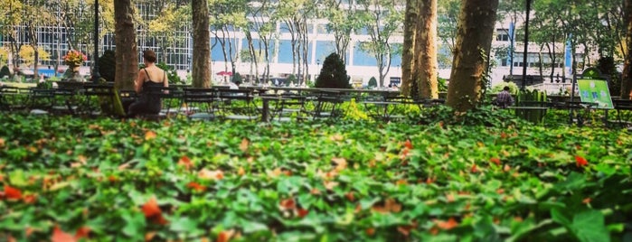 Bryant Park is one of Orte, die Adna gefallen.