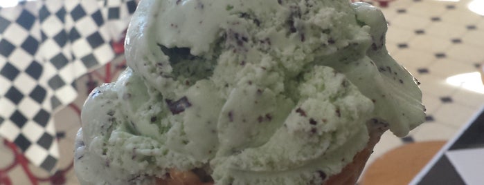 Scoop De Scoop Ice Cream Parlor is one of Lugares favoritos de Adna.