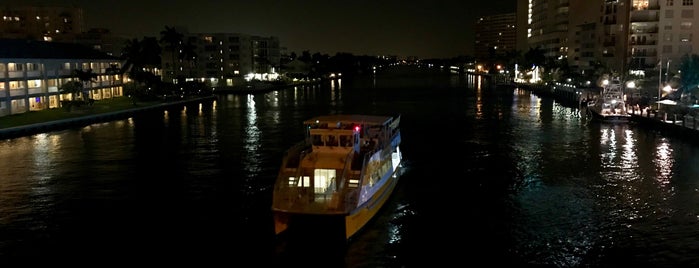 Intracoastal Waterway Bridge @ E Oakland Park Blvd is one of สถานที่ที่ Vic ถูกใจ.