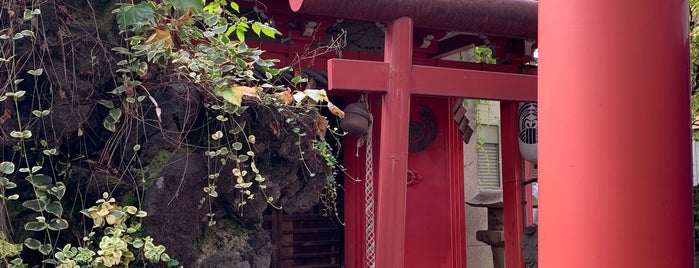 天白稲荷神社 is one of Tempat yang Disukai 西院.