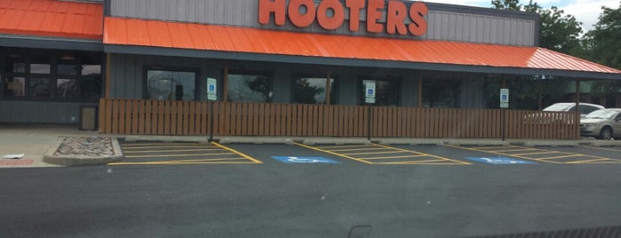 Hooters is one of Lieux qui ont plu à Adam.