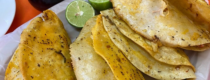 Tacos Palazuelos is one of favoritos.