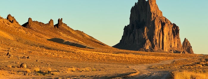 Tsé Bit'a'í (Shiprock) is one of New Mexico 👽🇺🇸.