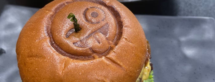 Emoji Burger is one of Lieux qui ont plu à Manny.