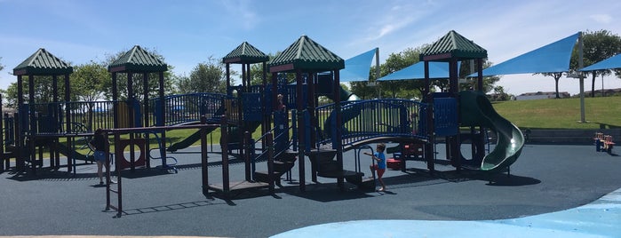 Westside Playground & Splash Pad is one of สถานที่ที่ Yoli ถูกใจ.