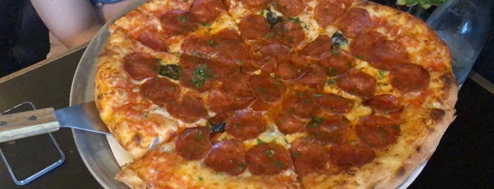 Bob’s Pizza is one of Locais salvos de Kimmie.