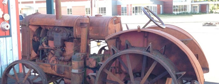 Rusty Tractor Restaurant is one of Gayla'nın Beğendiği Mekanlar.