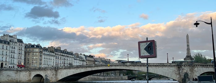 Pont de la Tournelle is one of Hugo (2011).