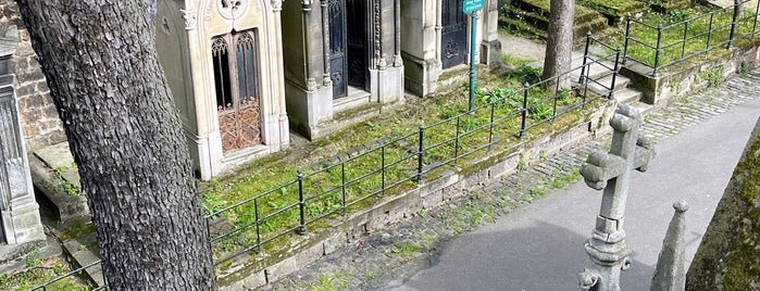 Cementerio de Montmartre is one of Paris.