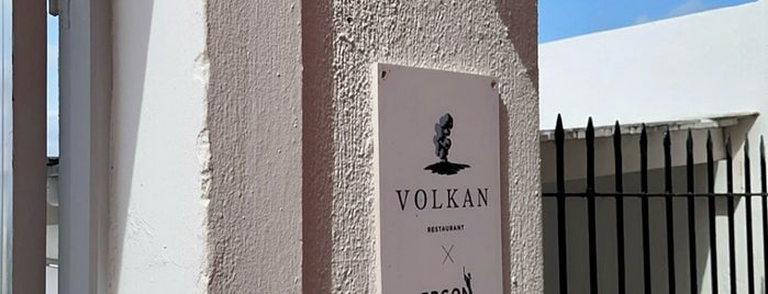 Volkan on the Rocks is one of Santorini 💑.