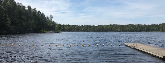 Strålsjön Badplatsen is one of Lugares favoritos de Henrik.