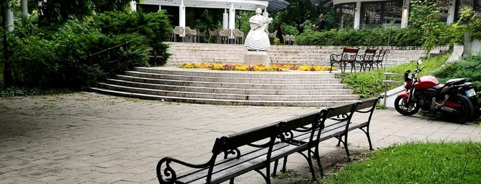 Krisztina tér is one of Kedvenc helyek.
