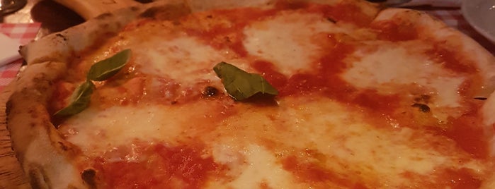 LA RUSTICA Pizzeria is one of Nouraさんのお気に入りスポット.