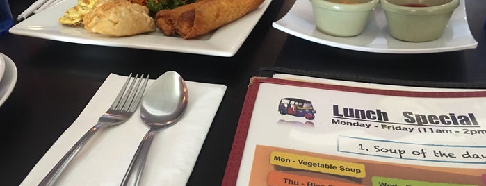 Tuk Tuk Thai Cafe is one of สถานที่ที่ Lance ถูกใจ.