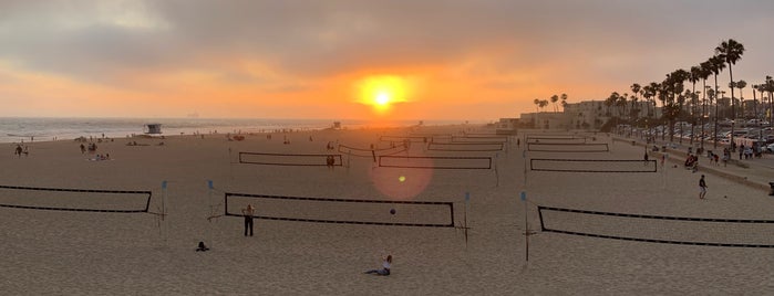 Huntington Beach Beach Volleyball Courts is one of Orte, die Todd gefallen.