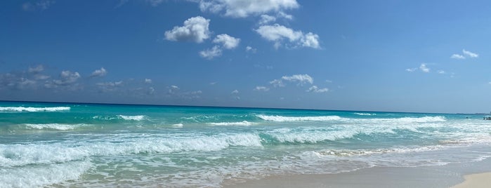 Beachfront Cabanas at Hyatt Zilara Cancún is one of Lugares favoritos de Oxana.