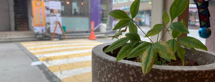 Small Coffee is one of Lugares guardados de Yongsuk.