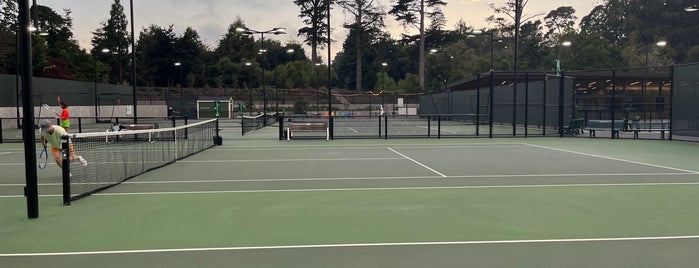 Lisa + Douglas Goldman Tennis Center is one of สถานที่ที่ Alex ถูกใจ.
