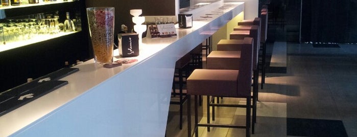 Solemio Ristorante Italiano - Lounge Bar is one of Locais salvos de Taia.