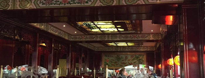 China Restaurant Queen's Palace is one of Tempat yang Disukai Burhan.