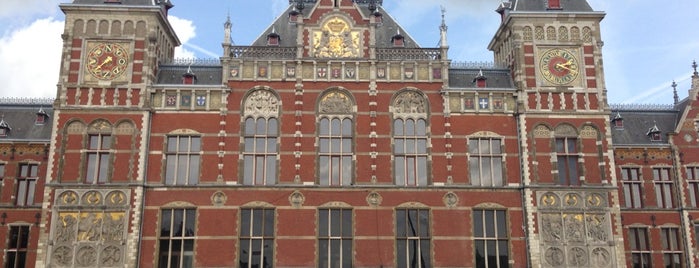 Центральный вокзал Амстердама is one of RFarouk Traveled.