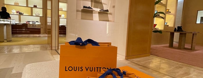 Louis Vuitton is one of Tempat yang Disukai Szny.