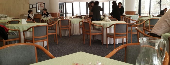 ODTU Faculty Club Akademik Yemek Salonu is one of สถานที่ที่ Mutlu ถูกใจ.