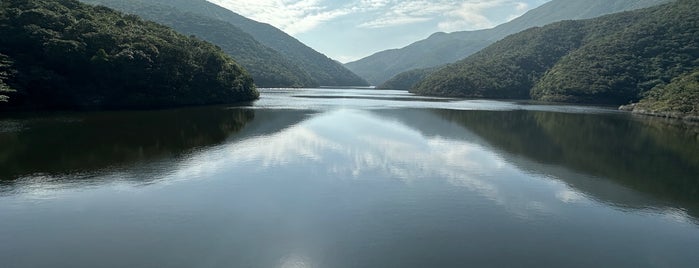 Tai Tam Intermediate Reservoir is one of 香港水塘.