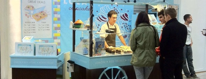 LOLA's Cupcakes is one of Posti che sono piaciuti a Jay.