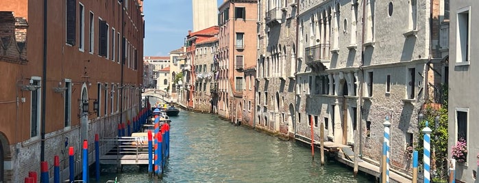 Venice Water Taxi is one of Venedik.
