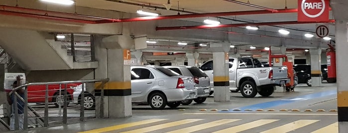Estacionamento is one of lugares.