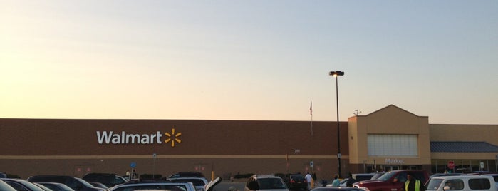 Walmart Supercenter is one of Tempat yang Disukai Michael.