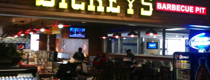 Dickey's Barbecue Pit is one of Lugares favoritos de Darlene.