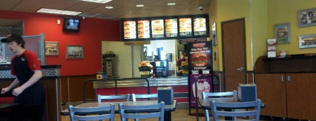 Hardee's is one of Lugares favoritos de Jake.