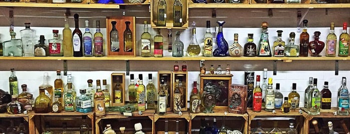 Tequilas El Buho is one of Tempat yang Disukai Jennice.