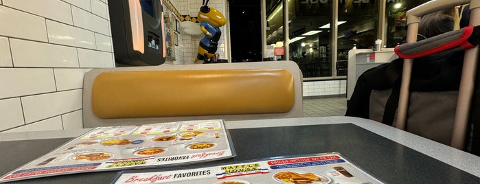 Waffle House is one of Damian 님이 좋아한 장소.