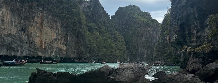 Ilha Phi Phi Leh is one of Thailand 🇨🇷.